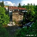 Ez mr nem Pltvice, egy hozz kzeli telepls, a hzak mellett-alatt folyika patak